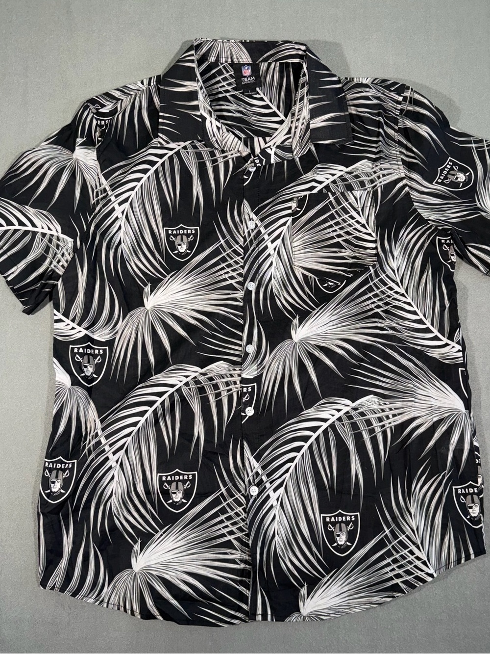 NFL Raiders Black & White Palm-Print Short Sleeve Button-Up Shirt